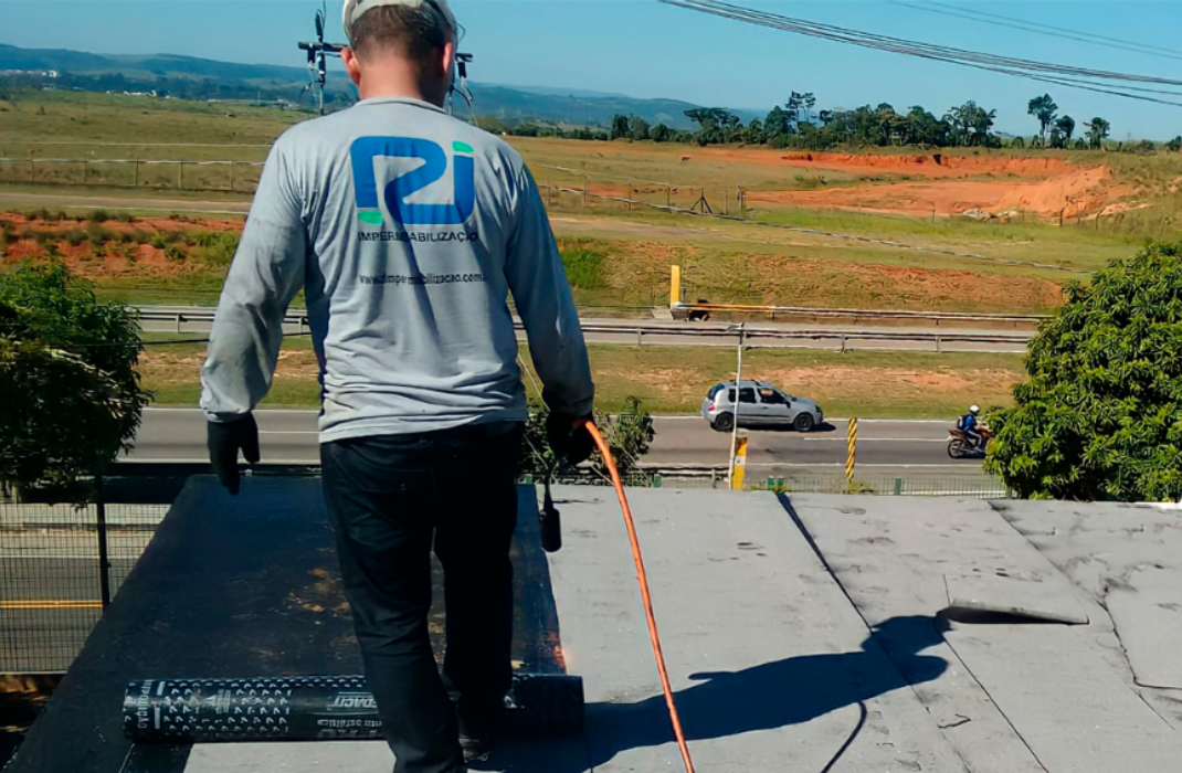 Técnico realizando um serviço de impermeabilização