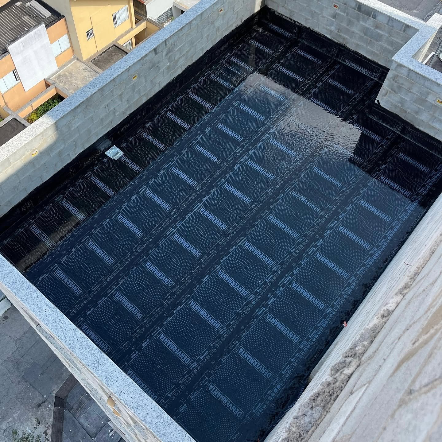 Aplicação de impermeabilização em uma laje