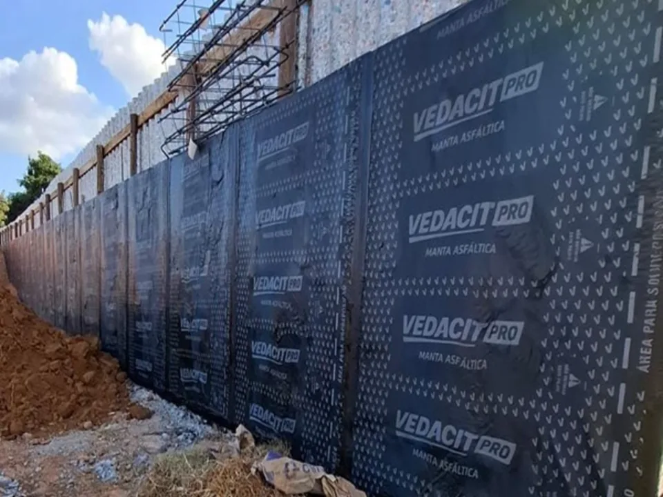 Muro de arrimo protegido contra a umidade do solo