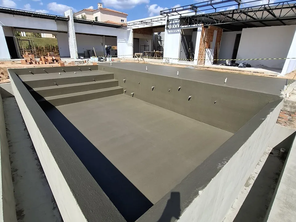 Piscina residencial com sistema impermeabilizante aplicado